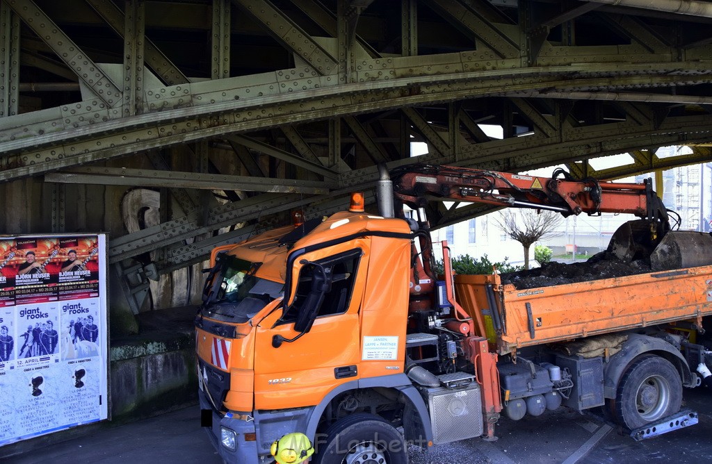 LKW blieb unter Bruecke haengen Koeln Deutz Deutz Muelheimerstr P146.JPG - Miklos Laubert